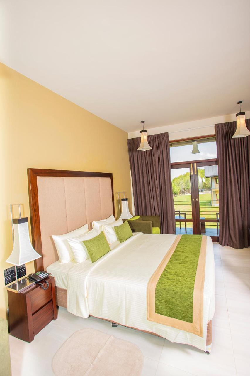 Amora Lagoon Hotel Katunayake Exterior photo
